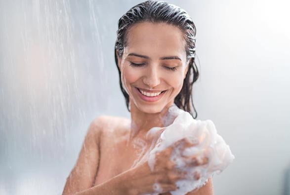 برای مراقبت از پوست خشک از دوش آب گرم خودداری کنید